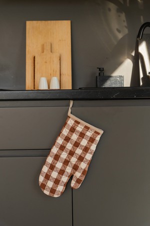 Linen oven mitt in Mocha Gingham from AmourLinen