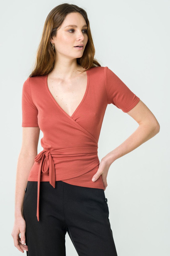 Wrap-over top Olivier brick from avani apparel