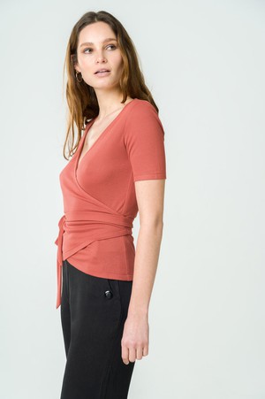 Wrap-over top Olivier brick from avani apparel