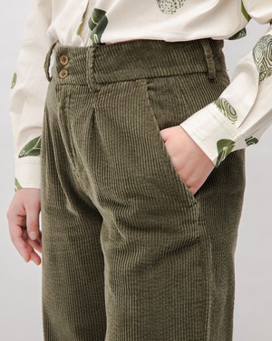 Cordhose mit Falten in Stein Grün from Brava Fabrics