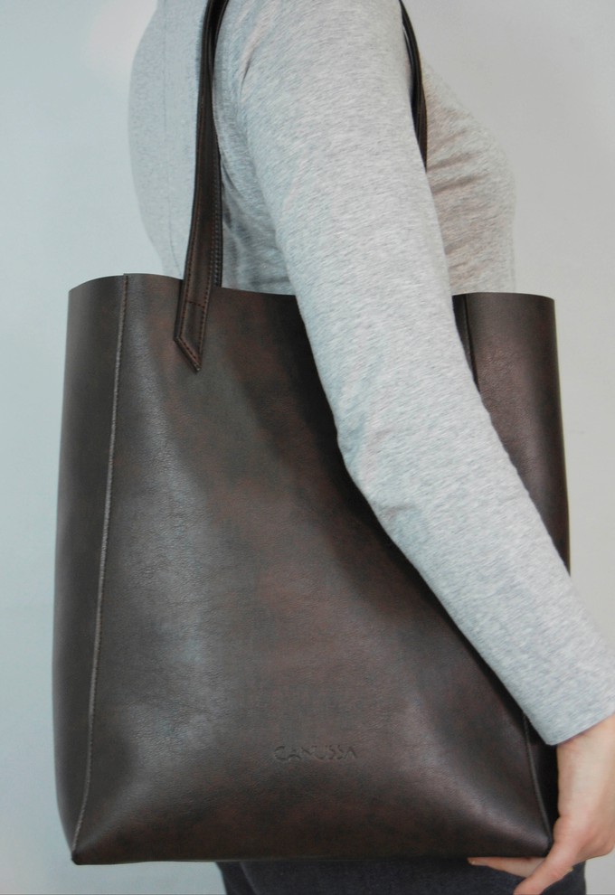 Basic shoulder bag - Chocolate from CANUSSA