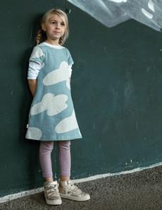 Minime Kleid aus Bio-Baumwolle - hellblaues Muster mit kleinen Wolken via CORA happywear