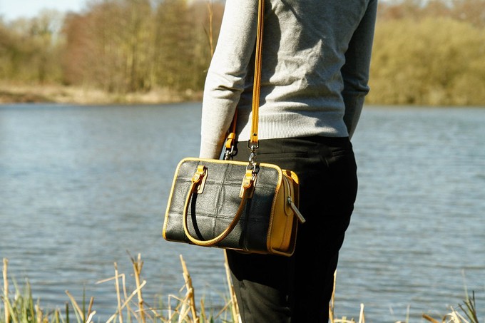 Small Post Bag - Leather Handbag from Elvis & Kresse