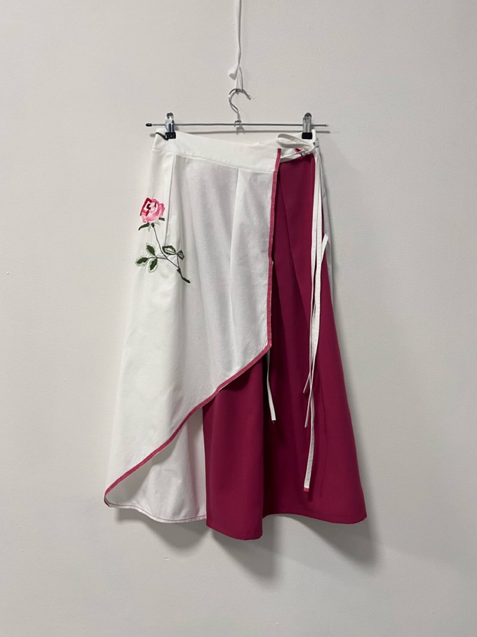 MELIDIA : Wrap skirt in ROSES 60's tablecloth - One size (Smaller Fit) from Fitolojio Workshop