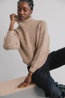 Baby-Alpaka Turtleneck Strickpullover Suave Sand via Jyoti - Fair Works