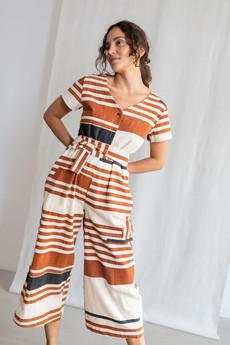 Bio-Baumwoll Jumpsuit Amrita Print Terracotta via Jyoti - Fair Works