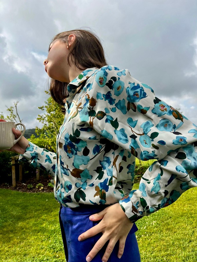 Pearl blouse Blue flowers from Mon Col Anvers