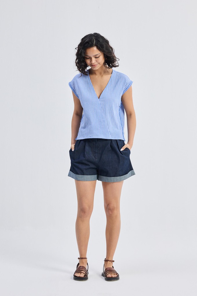 Boxy V-neck Top with Fray Detail from Reistor