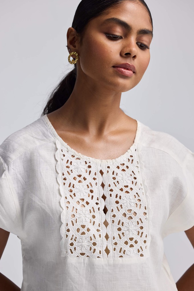 Boxy shirt with Embroidered Lace Detail from Reistor