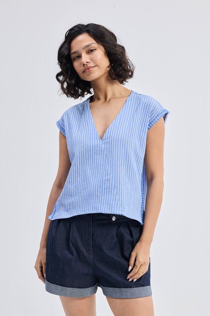 Boxy V-neck Top with Fray Detail from Reistor