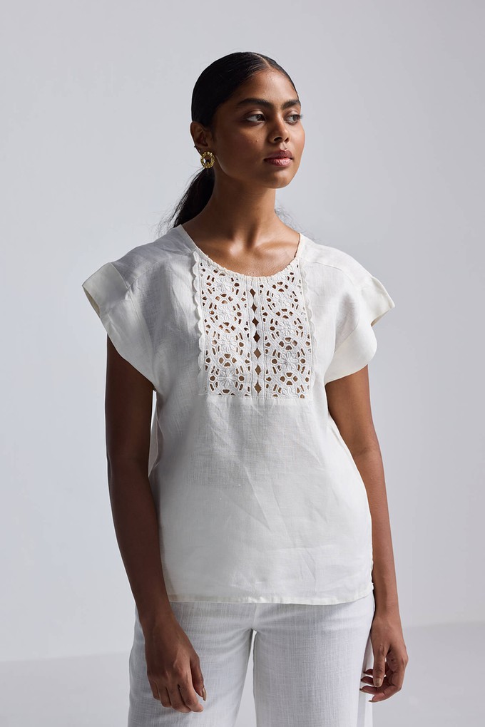 Boxy shirt with Embroidered Lace Detail from Reistor