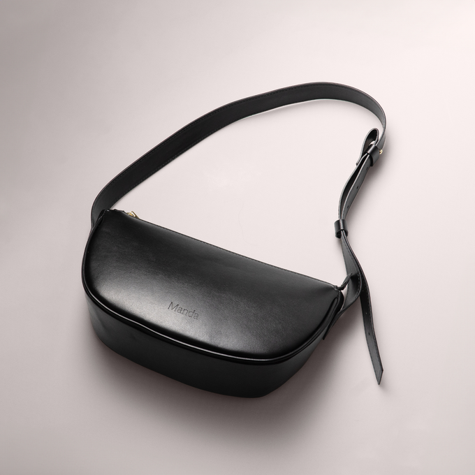 Halfmoon bag Black from The Manda