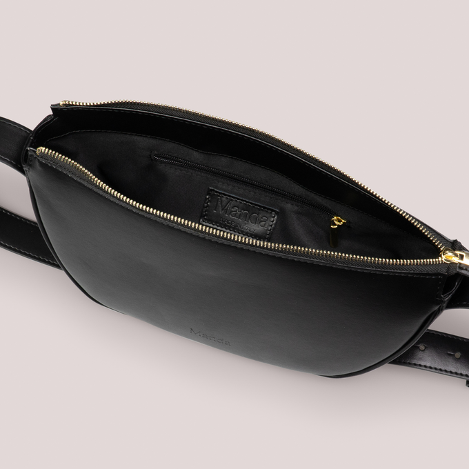 Halfmoon bag Black from The Manda