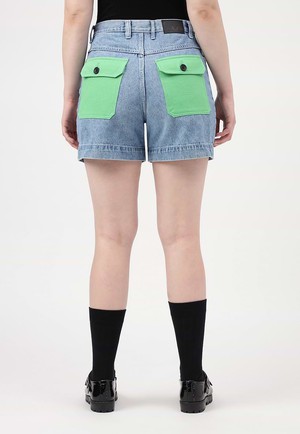 Re.Street Rebel | Gerade geschnittene Shorts mit hoher Taille in Hellindigoblau from Un Denim