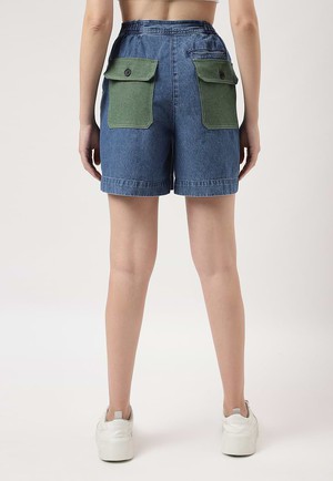 Re.Street Rebel | Gerade geschnittene Shorts mit hoher Taille in Dunkelindigoblau from Un Denim