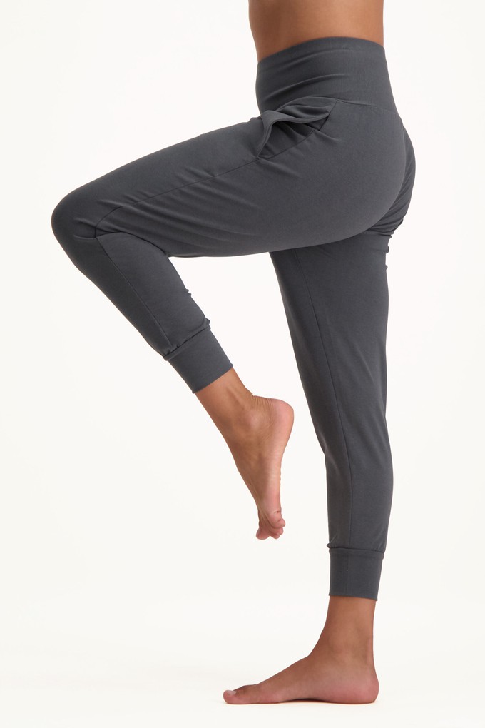 Bhumi Yoga Pants – Charcoal from Urban Goddess