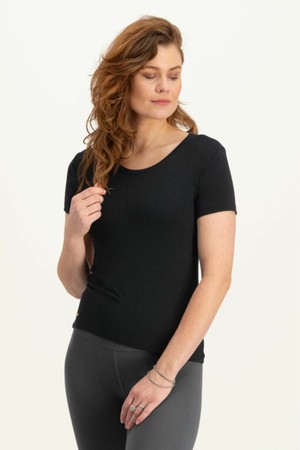 Luna Yoga Tee – Urban Black from Urban Goddess