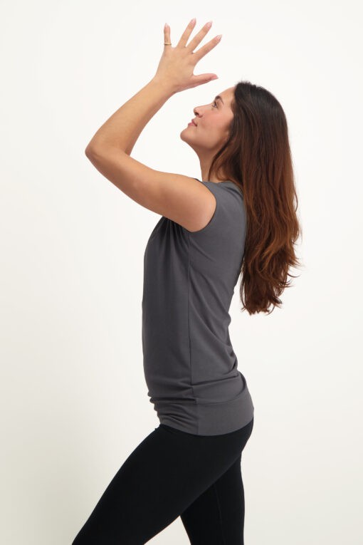 Asana yoga tee – Charcoal from Urban Goddess