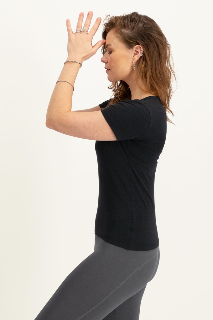 Luna Yoga Tee – Urban Black from Urban Goddess