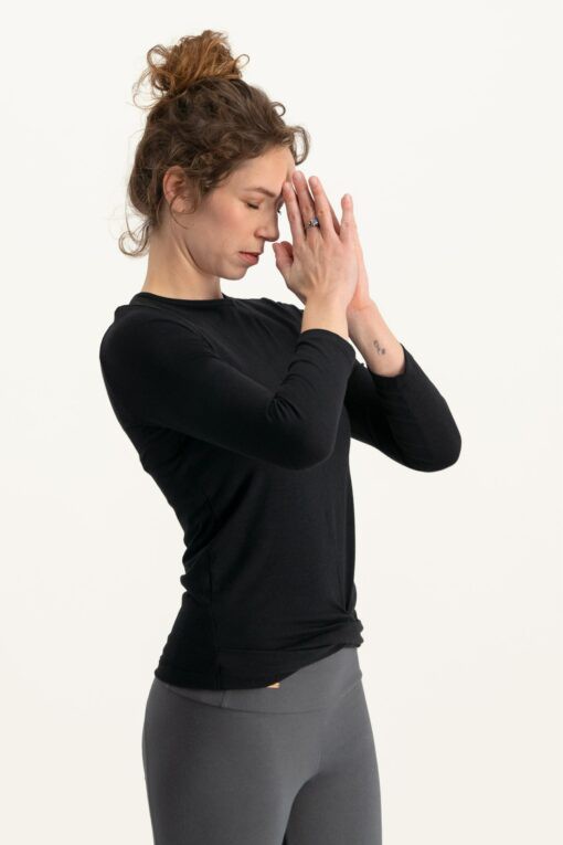 Zora longsleeve yoga top – Urban Black from Urban Goddess