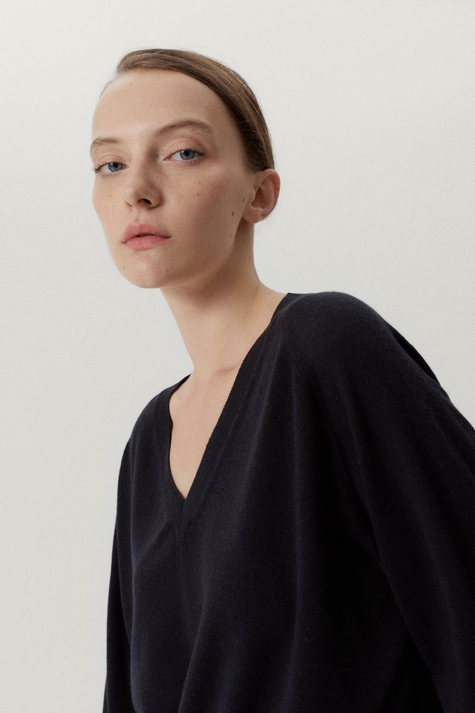 The Ultrasoft Wool Relaxed V-neck - Midnight Blue from Urbankissed