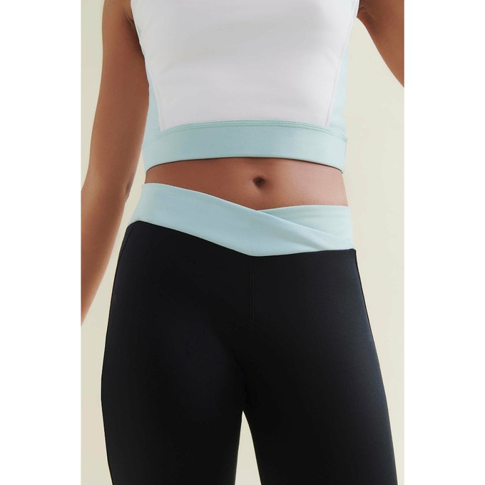 New 7/8 Dynamic Gym Leggings - Caviar Black/Sea Green from Wellicious