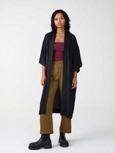 schwarzer Kimono aus TENCEL Lyocell via Yahmo