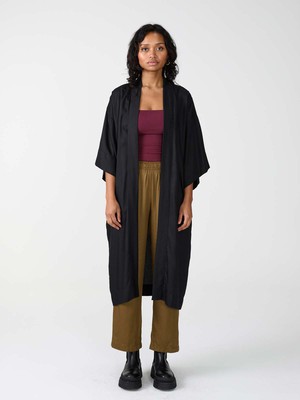 schwarzer Kimono aus TENCEL Lyocell from Yahmo