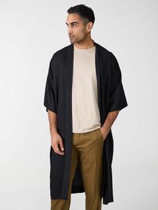 schwarzer Kimono aus TENCEL Lyocell via Yahmo