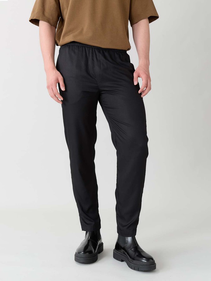 schwarze Hose aus TENCEL™️ Lyocell from Yahmo